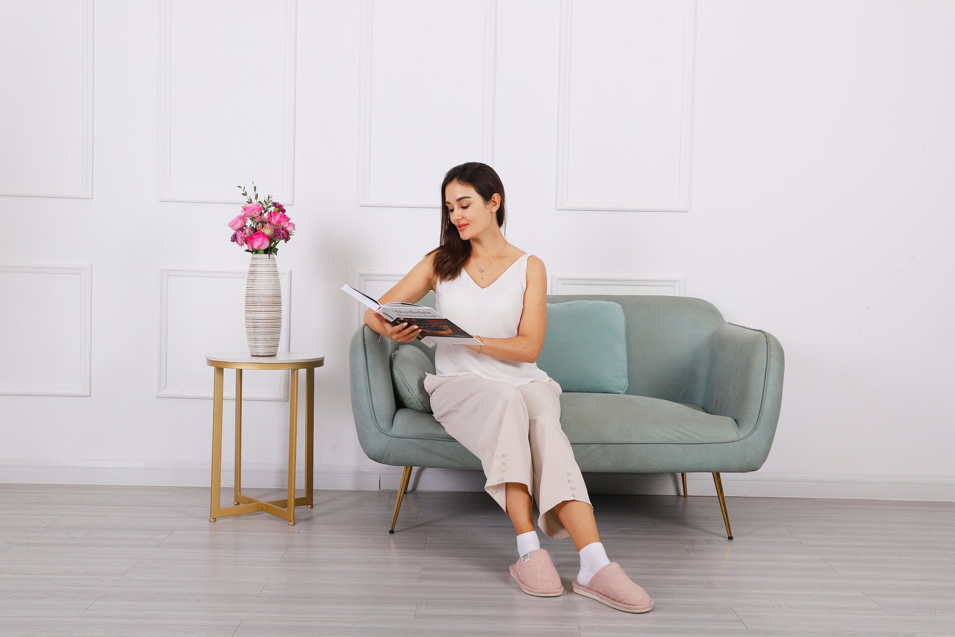 Compact Resin Vase – Stylish Waterproof Decorative Vase for Floor, Table or Shelf, white wash, 34 cm