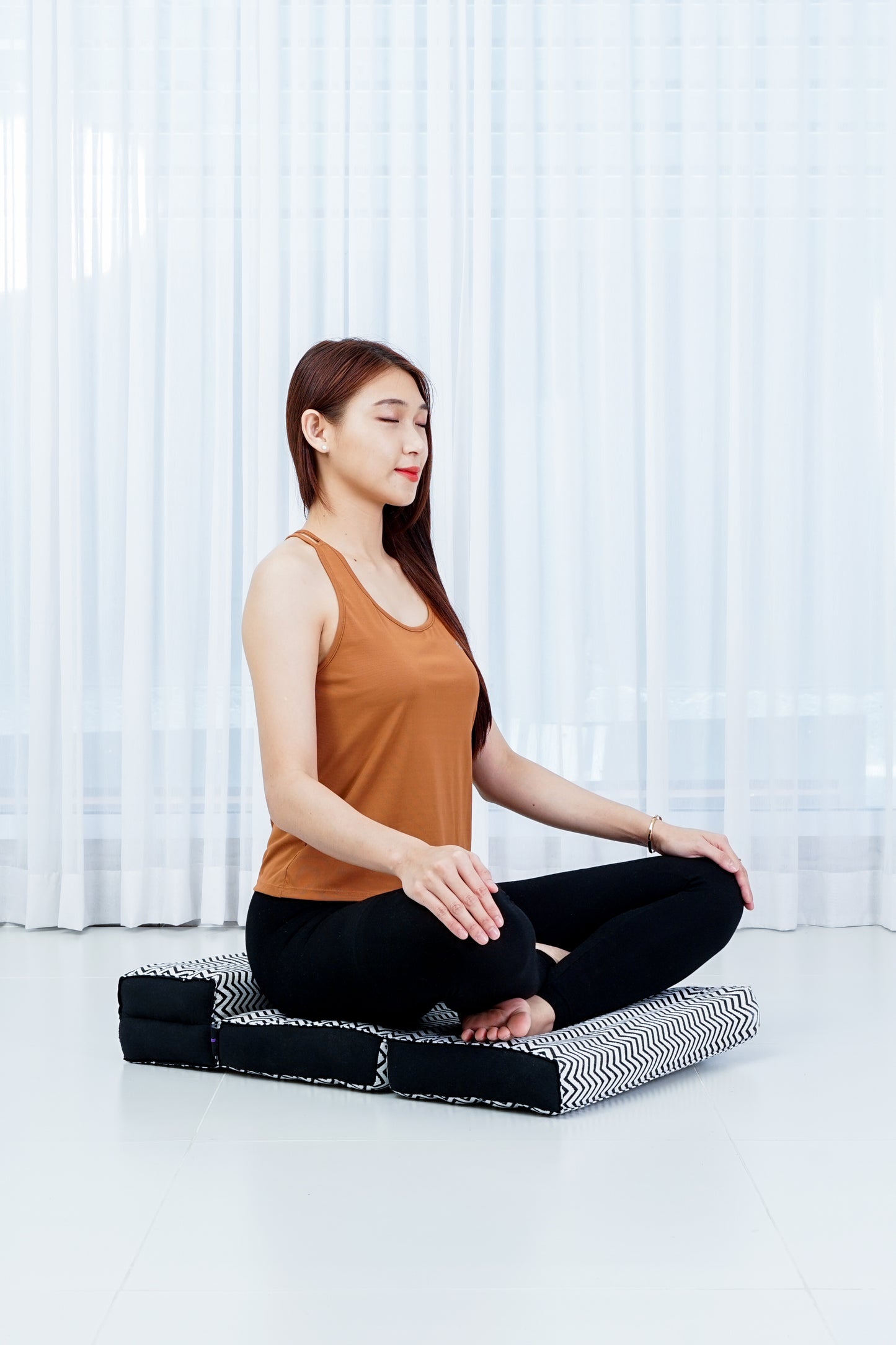 Foldable Meditation Cushion – Compact Kapok Seat with Foot Pad and Cotton Cover in Solid Colors or Thai Pattern, Cbt5 - Black
