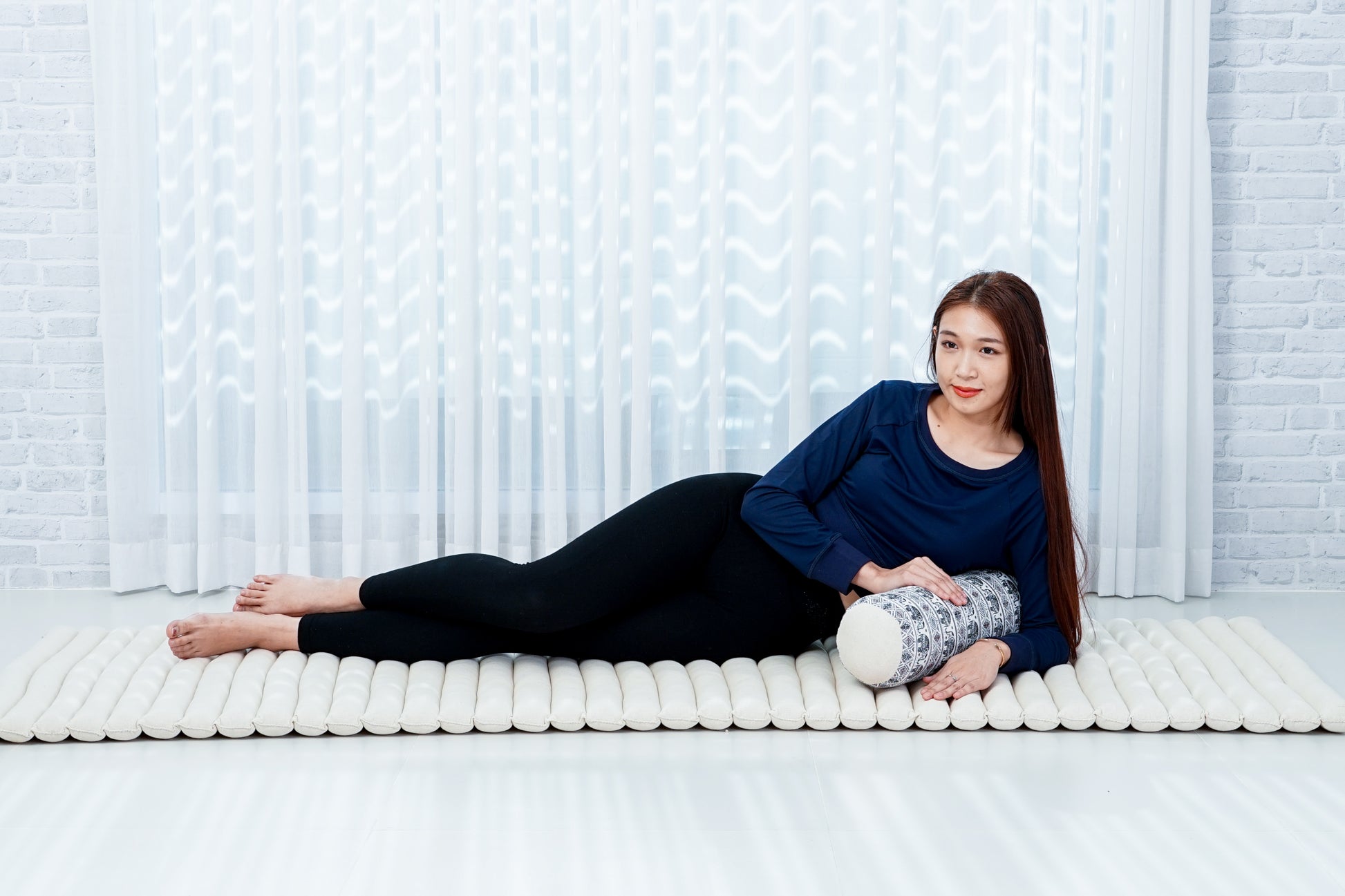 Yoga Roll Cushion – Compact Kapok Bolster & Meditation Pillow with Cotton Cover, El2 - Black